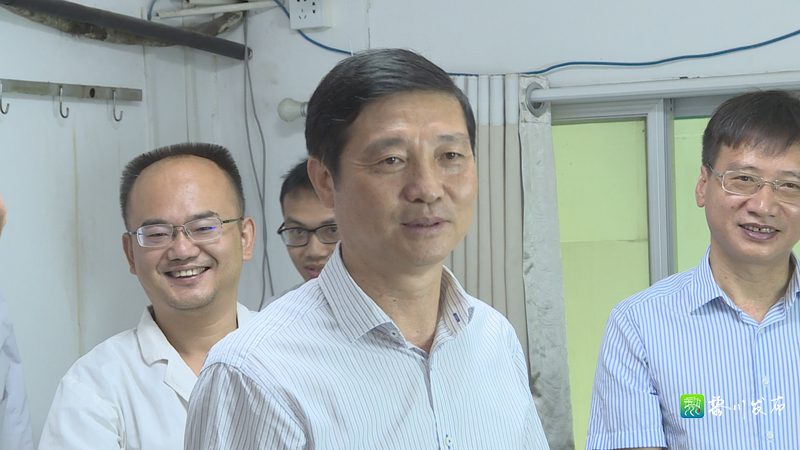 县长江志坚走访慰问了一线医师代表