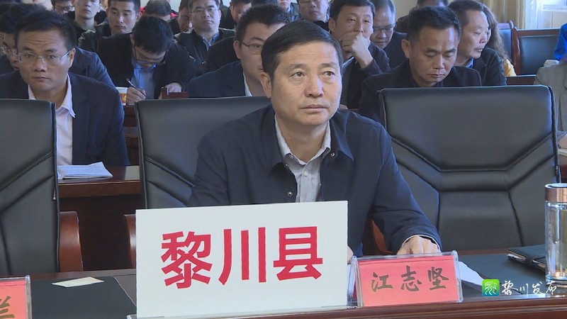 县长江志坚,县委常委,常务副县长胡林高在我县分会场收听收看.