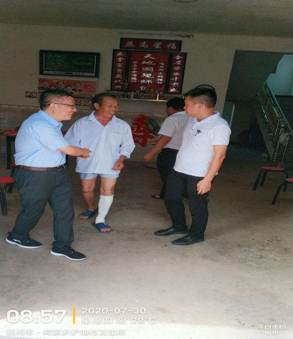张春明副县长走访荷源乡生活困难老兵.