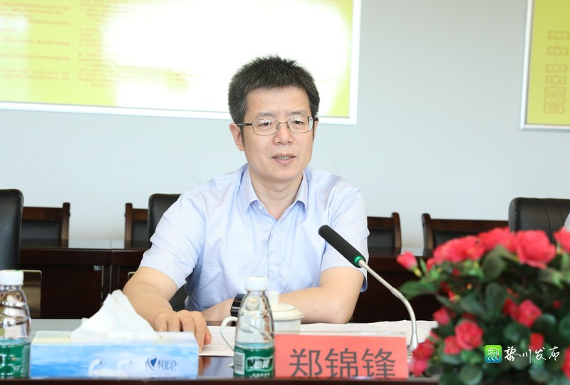 座谈会上,郑锦锋代表县委,县政府对返乡专家人才的到来表示欢迎,并