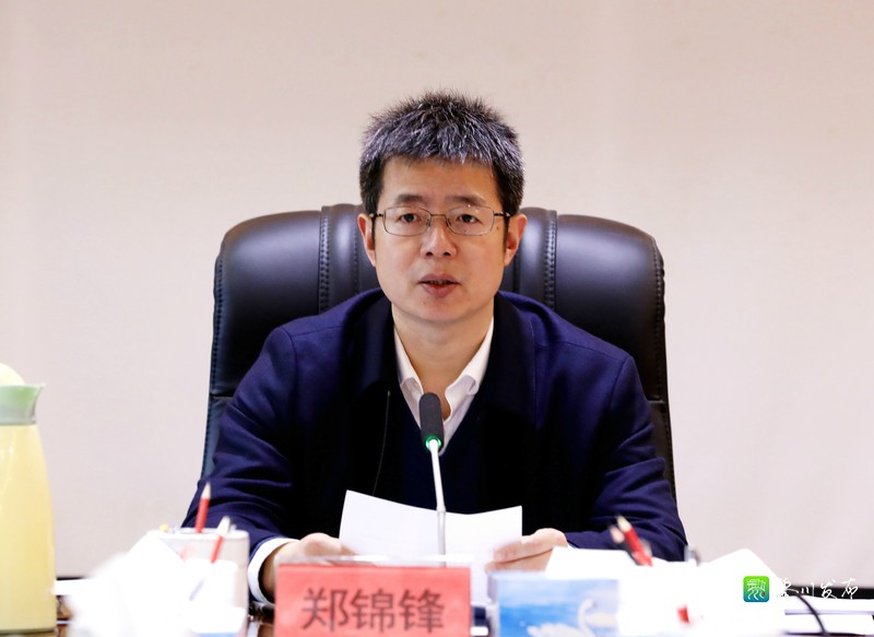 郑锦锋主持召开县委常委议军会