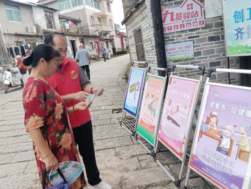 bd半岛官网提素养 促健康——县卫健委开展全民健康素养宣传月活动(图2)