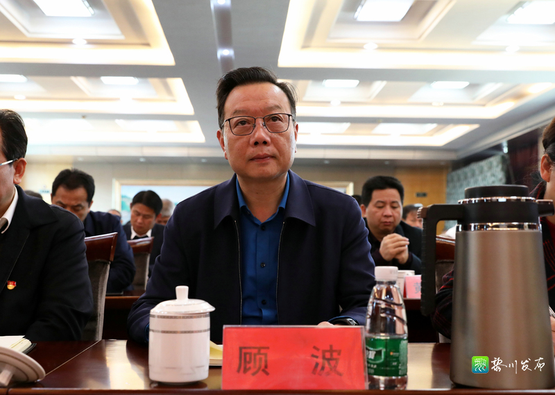 聂仕雄,李俊锐,顾波,章劲松等县四套班子在家领导聆听了报告.