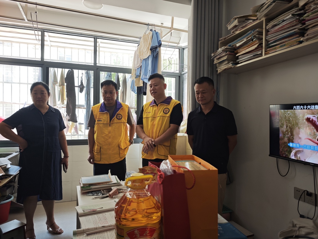 爱心人士深入我县开展助残助学公益服务