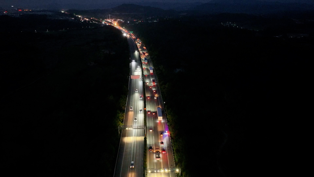 双节我在岗：高速交警护航平安团圆路