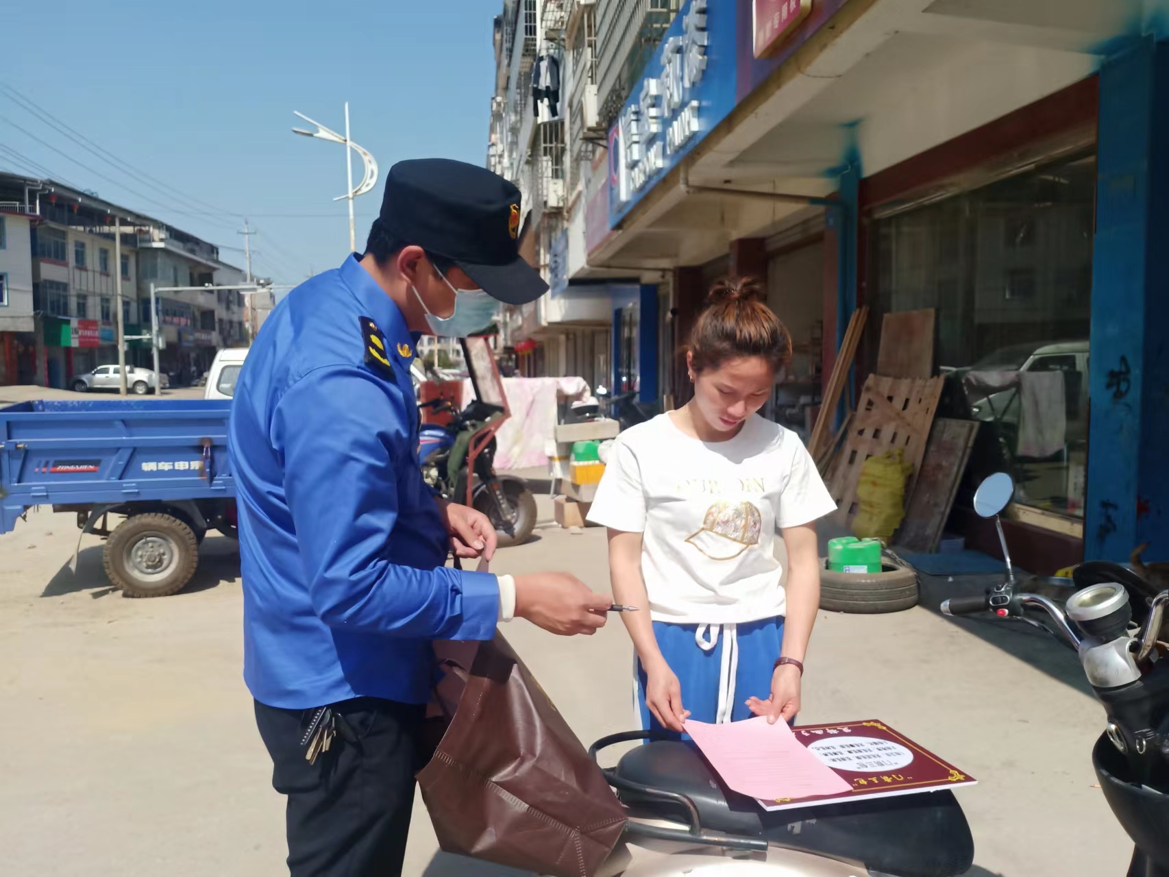 黎川县人民政府 工作动态 【黎川城管】城管局全力推动"门前三包"落地