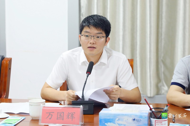 万国辉主持座谈会,他指出,今年以来,我县始终坚持人民至上,生命至上