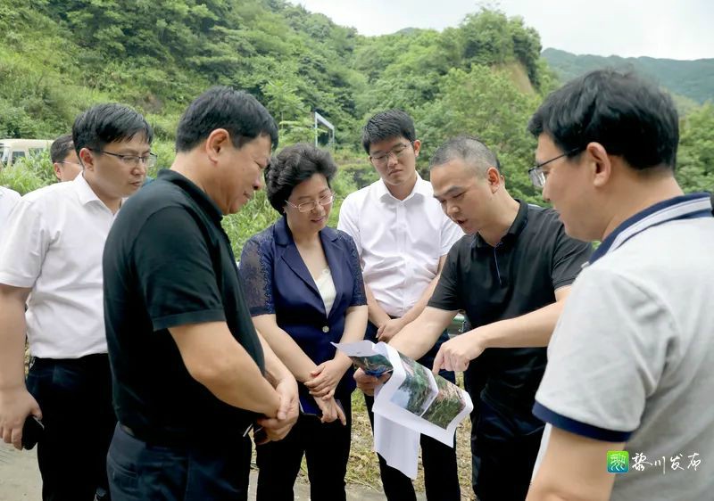 县长万国辉,县委常委,常务副县长陈武光,县委常委,组织部长赵似珍陪同