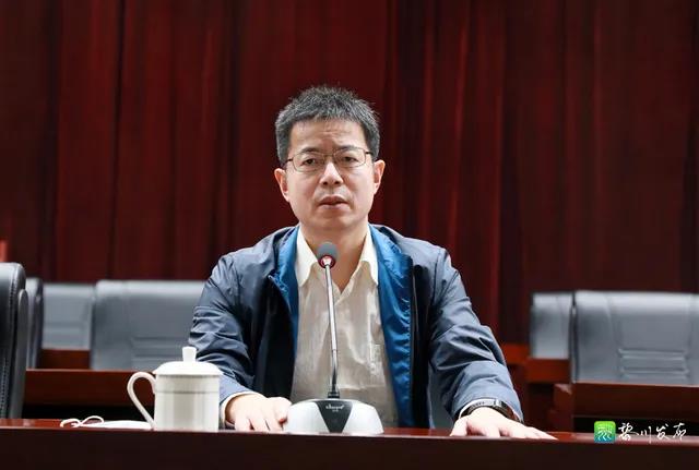 郑锦锋指出,此次疫情突发,呈快速发展态势,我市各地防控形势严峻复杂.