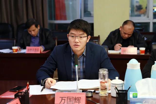 就抓好农村人居环境整治工作,万国辉要求,要在短板弱项中精准发力,在
