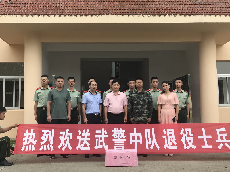 县双拥办走访慰问武警中队拟退役士兵