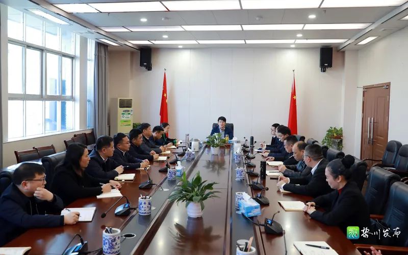 县长万国辉主持召开全国两会前夕全县安全维稳和农业生产工作调度会