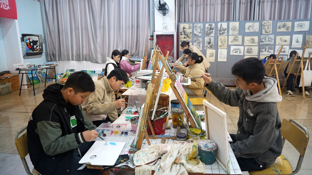 黎川：小小画笔绘童心 油画之乡育新苗