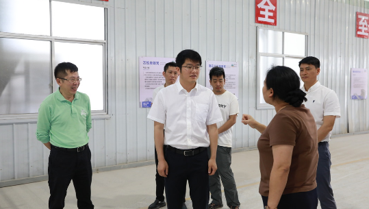 县委书记万国辉调研企业项目建设与生产经营工作