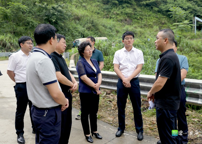 县长万国辉,县委常委,常务副县长陈武光,县委常委,组织部长赵似珍陪同