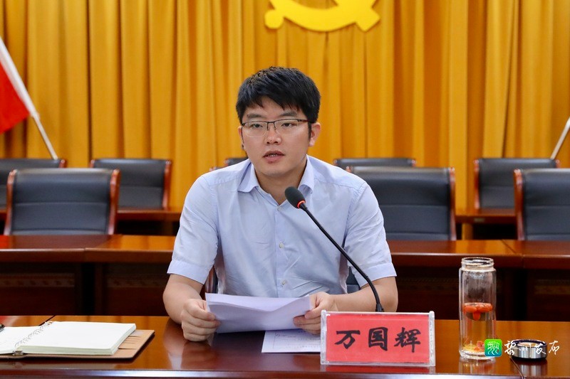 县长万国辉讲话;县委常委,常务副县长陈武光,县委常委,副县长杜国辉