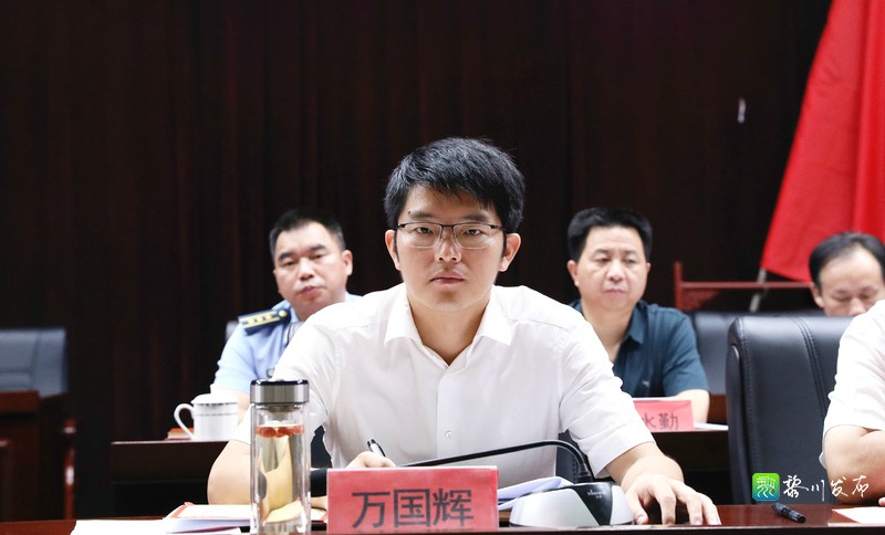 万国辉就抓好全县教育工作提出四点要求:一要落实教育优先战略.