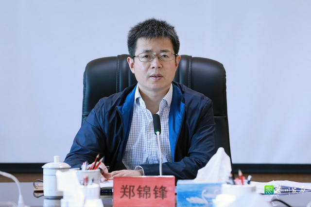 4月8日,我县召开重大项目调度会.县委书记郑锦锋出席会议并讲话.