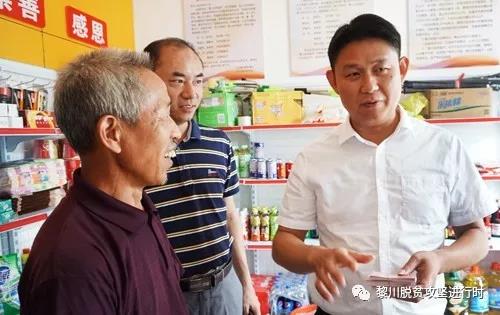 随后陈华兴来到华联村建档立卡贫困户资料室,查阅了中