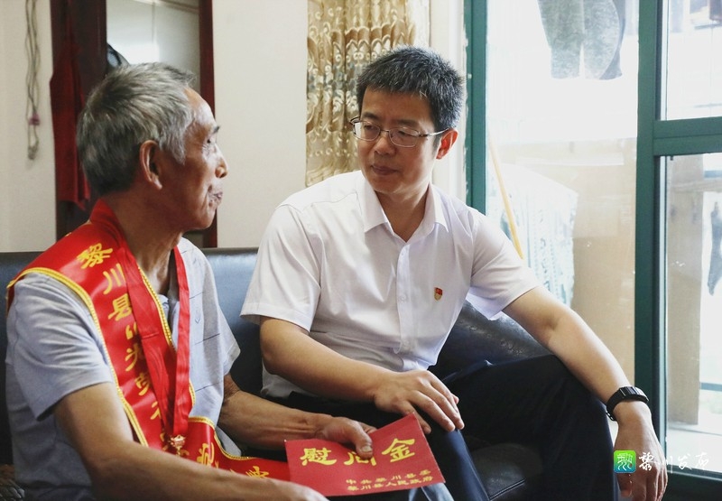县长郑锦锋走访慰问退役军人老党员