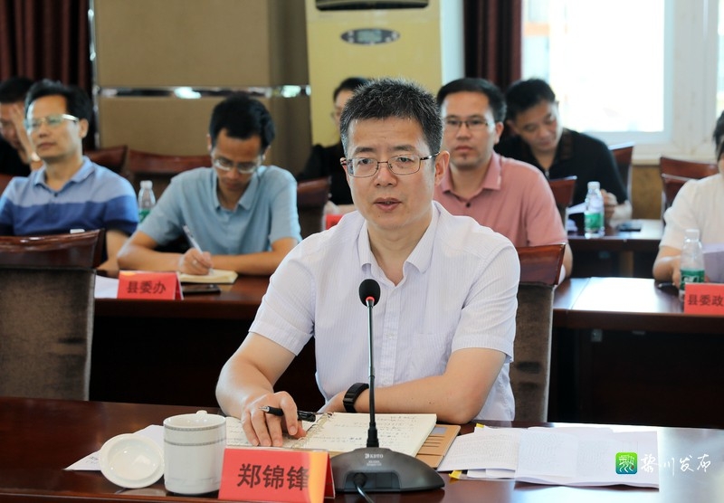 优化营商环境暨工业两年倍增企业家座谈会,县长郑锦锋主持会议并讲话