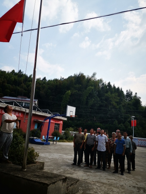 看国庆期间龙安镇贫困户都在忙些哩