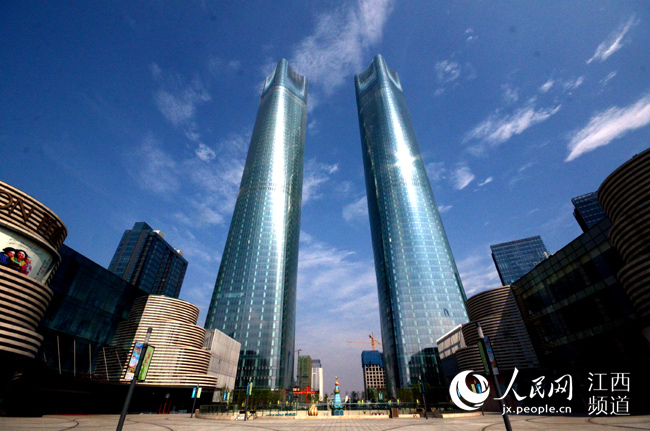 南昌双子塔是南昌标志性建筑之一，是南昌的最高建筑。2014年封顶建成，高度为303米的，现为中国中部最高“双子塔”。今年7月28日，双子塔的LED照明幕墙面积成功超越世界第一高楼迪拜塔，创造了新的吉尼斯世界纪录。