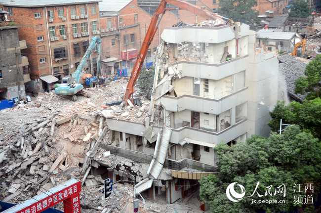近年来，南昌市老城区开展了棚户区改造。2013—2017年南昌市规划改造288个地块项目，总占地面积约4.7万亩，房屋建筑面积约2058万㎡，涉及约9.6万户、36.5万人，计划总投资约1778亿元。图为南浦路棚户区拆迁现场。