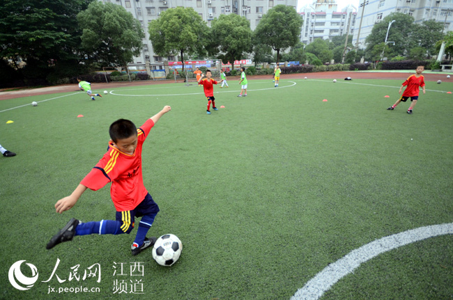 南京路小学的学生们正在校园的球场上踢足球。南昌将用3年时间把校园足球定点学校由目前的5000余所扩展到2万所。起逐步建立健全小学、初中、高中和大学四级足球联赛机制，通过招生考试政策疏通足球人才成长通道，源源不断培养优秀足球后备人才。